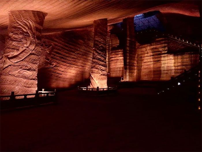 Long Du là một hệ thống hang động nhân tạo gồm 24 hang động nhỏ, với diện tích sàn trung bình khoảng 1.000m2 và độ cao đạt tới 30m.