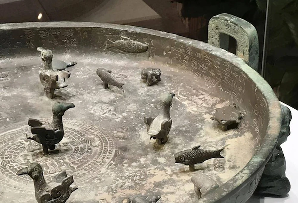 Nó cũng phản ánh tầm cao của công nghệ đúc đồng trong thời đại đầu thời Xuân Thu, vượt xa công nghệ của thời kỳ đó.