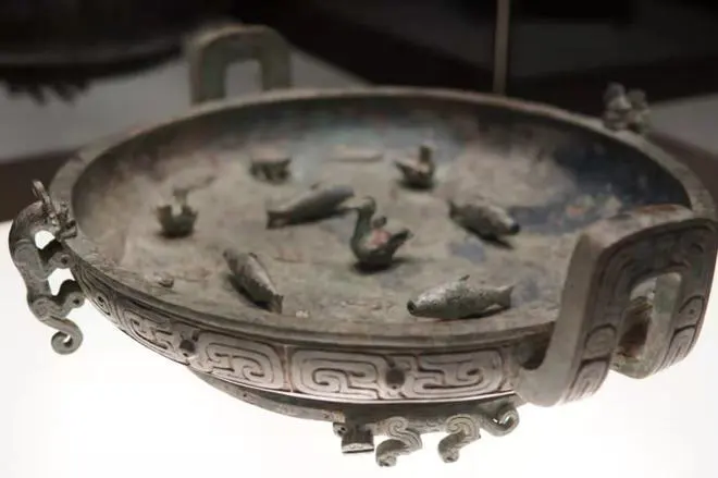 Khay bằng đồng này được khai quật ở tỉnh Sơn Tây, Trung Quốc, sau đó bị thất lạc và được một doanh nhân tìm thấy ở Ma Cao và mua lại.