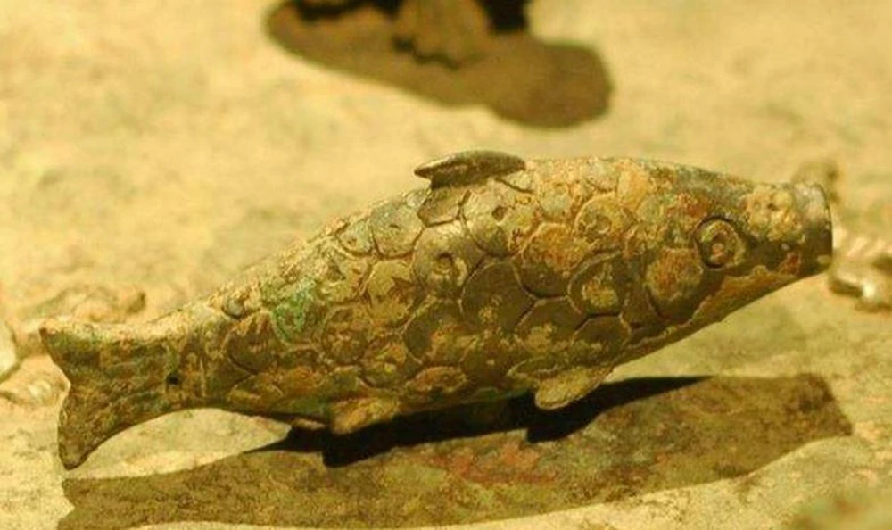 Cái khay được cho là đã được tặng làm quà cho vợ của một thái sư thời nhà Chu. Có dòng ký tự khắc trên khay, nói về việc món quà này được tạo ra để mang lại phúc lành và hạnh phúc cho người nhận.