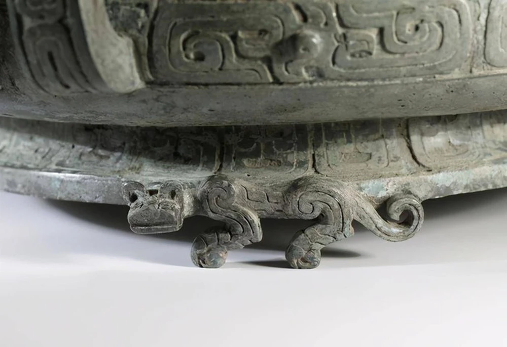 Cái khay có kích thước 18 cm cao, 45 cm đường kính và nặng 12,4 kg. Nó được chế tác vào đầu thời Xuân Thu (771 TCN - 476 TCN) và có các hoa văn rồng và mây trên mặt trước và sau.