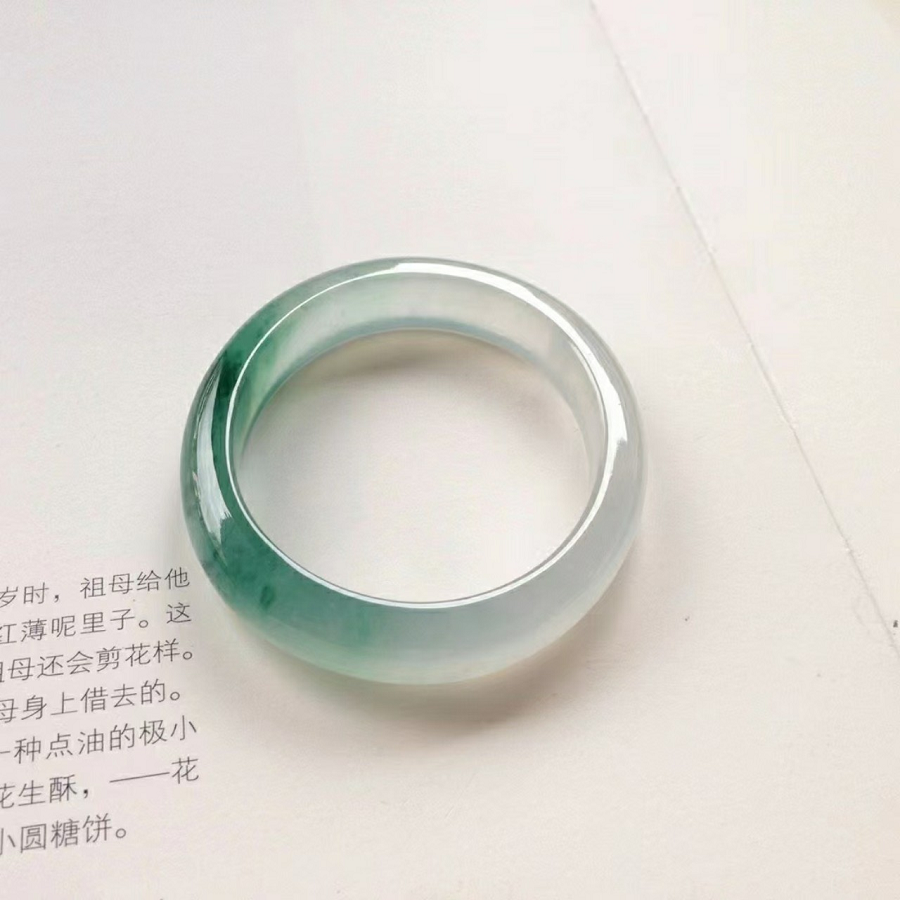 Sau khi cắt kho báu tiền tỷ này, ông thu được 20 chiếc vòng tay phỉ thúy hoàn hảo.