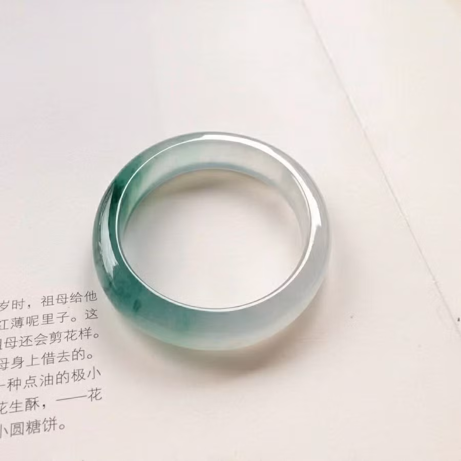 Sau khi cắt kho báu tiền tỷ này, ông thu được 20 chiếc vòng tay phỉ thúy hoàn hảo.