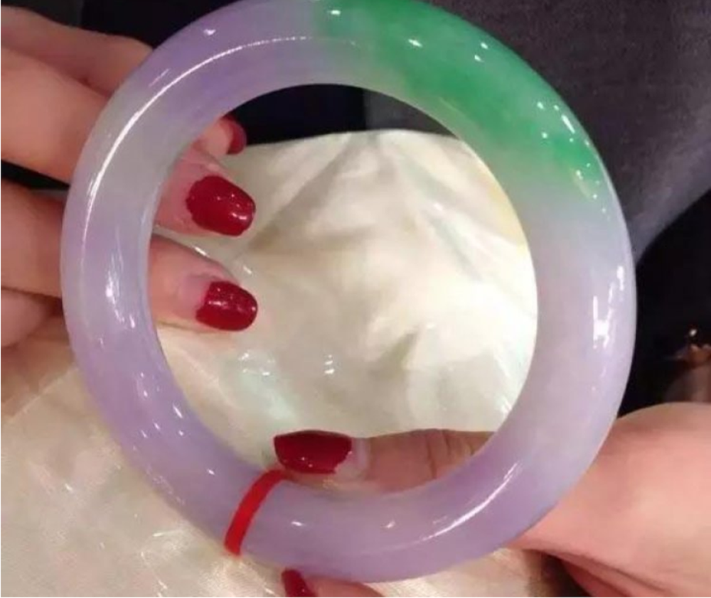 Lão Vương đã đến Thụy Lệ, Vân Nam, Trung Quốc để đi du lịch và tìm hiểu về buôn bán đá quý. (Ảnh: Sohu)