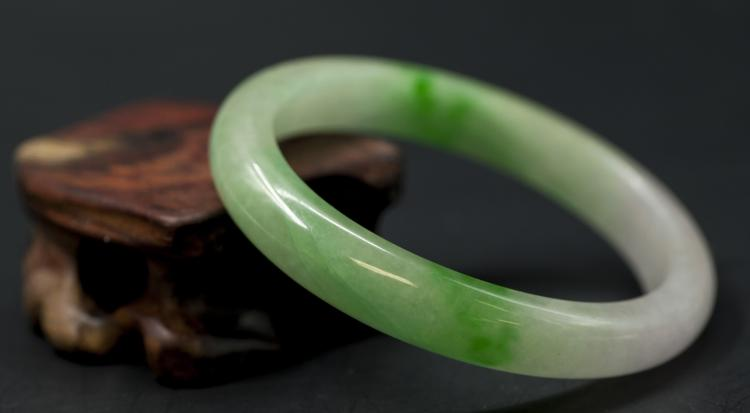 Người Hoa là những người chủ yếu khai thác và sưu tầm ngọc phỉ thúy và đã tạo ra nhiều tác phẩm nghệ thuật tuyệt đẹp từ loại ngọc này.