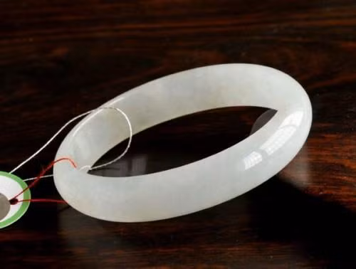 Sau khi cắt khối đá, ông đã phát hiện bên trong có một "kho báu". Một người buôn đá quý đã mời ông bán lại khối đá đã cắt với giá 120.000 NDT, nhưng ông từ chối.