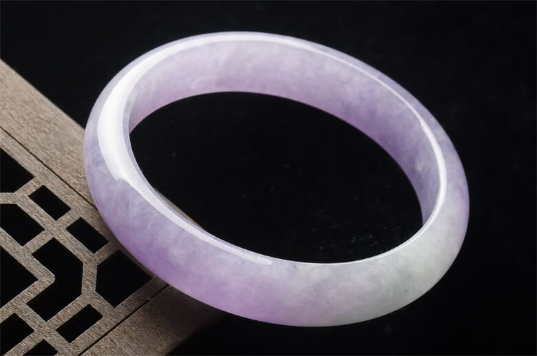 Ông muốn tìm hiểu về hình thức "cược thạch", trong đó người mua bỏ tiền mua một khối đá quý, sau đó cắt ra để xem bên trong có chứa đá quý giá trị hay không. Tỷ lệ tìm thấy đá quý tốt là 1/10.