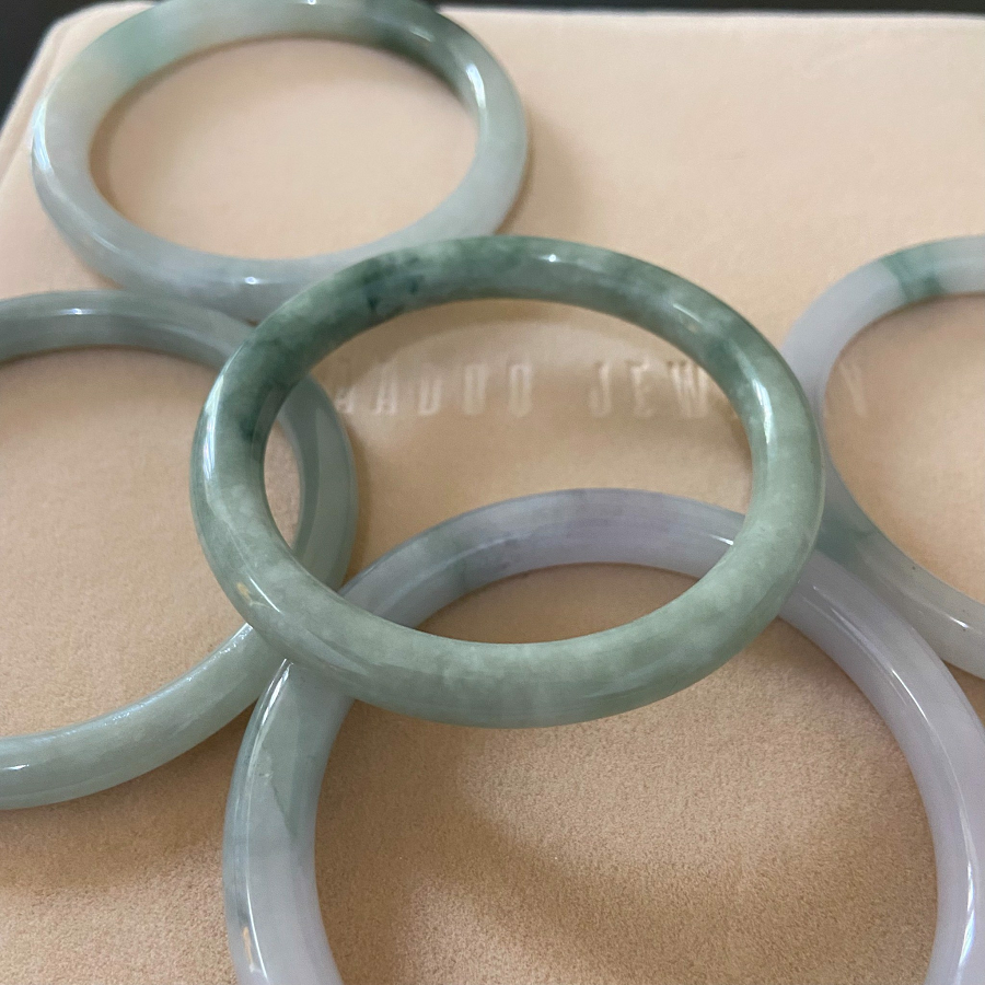 Lão Vương mời một chuyên gia đá quý đến để thẩm định, và chuyên gia xác nhận rằng khối đá phỉ thúy của ông rất hiếm và có giá trị hàng tỷ đồng.