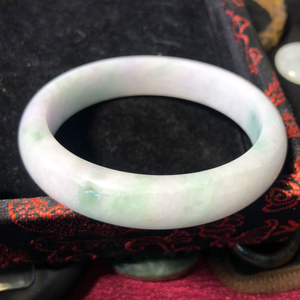 Ngọc phỉ thúy là loại ngọc quý hiếm và có nhiều màu sắc, nhưng màu xanh thường được ưa chuộng hơn.