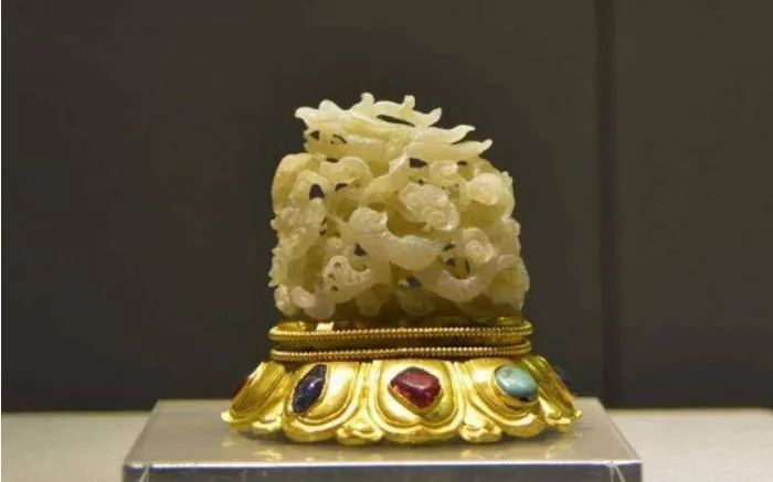 Trong đó, có trang sức khảm đá quý, vàng, bạc và một viên ngọc sapphire nặng 200 carat được xác nhận là lớn nhất được tìm thấy ở Trung Quốc.