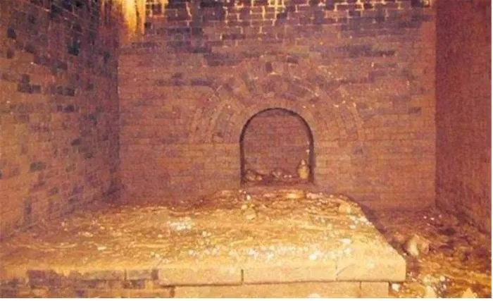 Một nhóm chuyên gia khảo cổ đã tiến hành khai quật mộ cổ này.