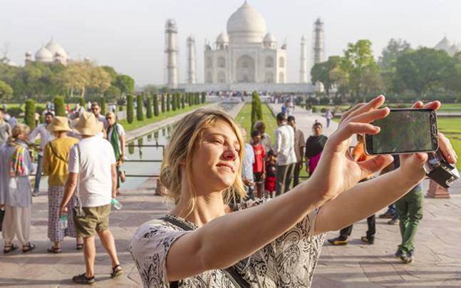 3. Vào tháng 9/2015, một du khách đã ngã xuống cầu thang và mất mạng khi đang cố gắng chụp hình “tự sướng” gần đền Taj Mahal.