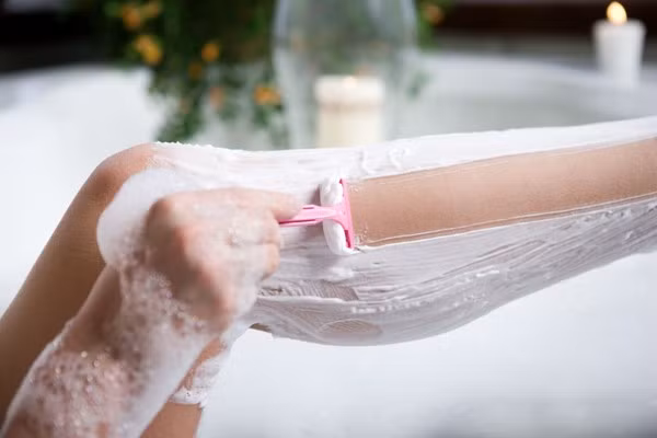 Khi cạo chúng, bạn đã tác động và cắt ngang sợi lông ở khoảng giữa. Chính vì thế, nơi đây sẽ hình thành một bề mặt sắc và thô ráp mỗi khi chạm vào. Do đó, bạn sẽ có cảm giác lông cứng hơn mỗi khi chạm phải.