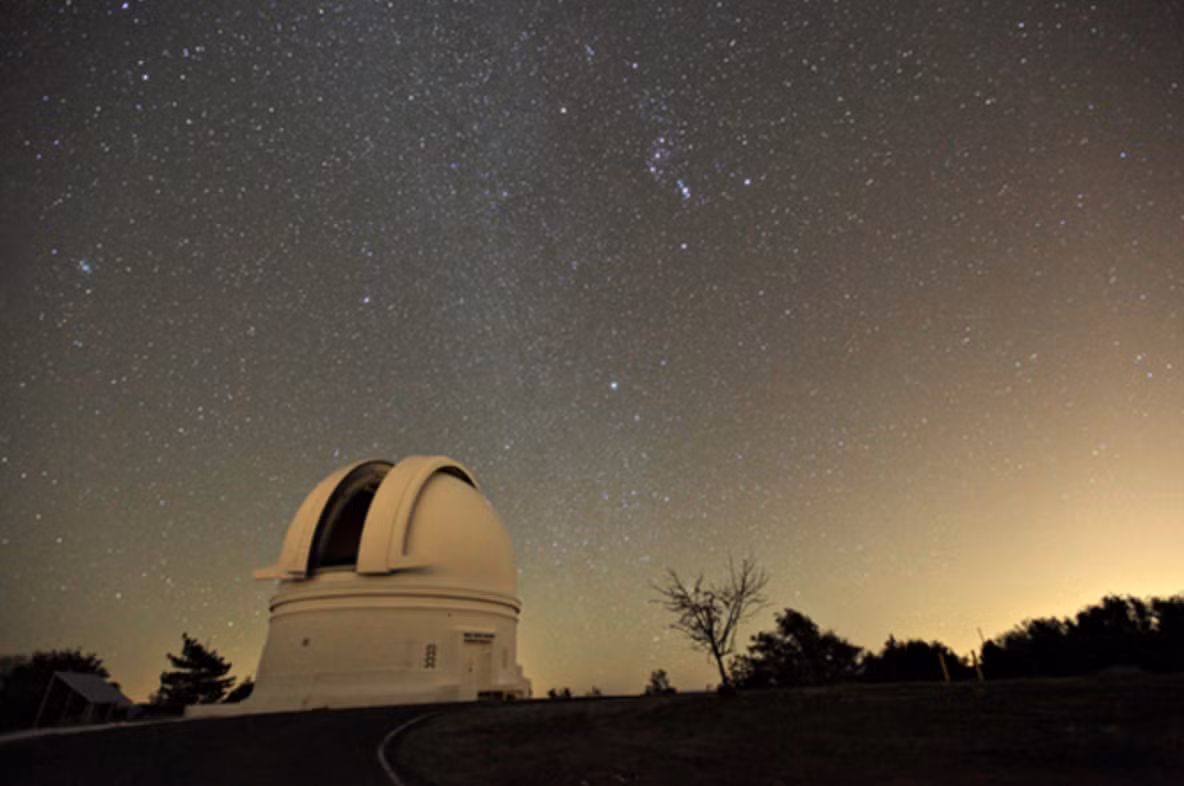 Được phát hiện bằng Zwicky Transient Facility (ZTF), Janus thay đổi độ sáng khi quay và các quan sát tiếp theo cho thấy sự khác biệt rõ rệt về thành phần giữa hai mặt của ngôi sao.