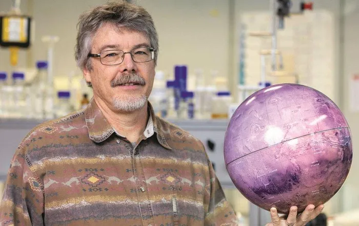 Nhà sinh vật học vũ trụ Dirk Schulze-Makuch cho rằng NASA có thể đã vô tình tiêu hủy bằng chứng về sự sống trên Sao Hỏa thông qua việc thêm nước vào mẫu đất và làm vi khuẩn chết dần sau đó.