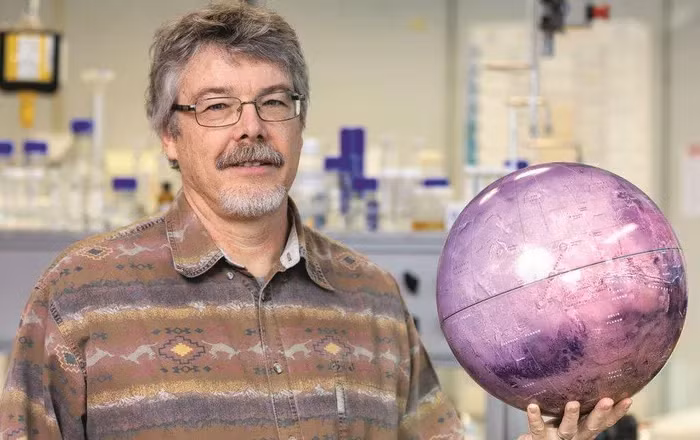 Nhà sinh vật học vũ trụ Dirk Schulze-Makuch cho rằng NASA có thể đã vô tình tiêu hủy bằng chứng về sự sống trên Sao Hỏa thông qua việc thêm nước vào mẫu đất và làm vi khuẩn chết dần sau đó.