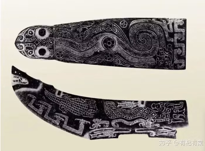 Bình rượu hình rồng này dài 43 cm, rộng 13 cm. Bụng của con rồng cong và phình ra, đuôi được cắt phẳng, trên lưng có một cái móc hình ô.