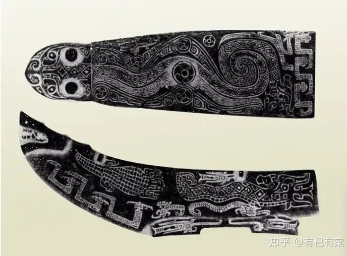 Bình rượu hình rồng này dài 43 cm, rộng 13 cm. Bụng của con rồng cong và phình ra, đuôi được cắt phẳng, trên lưng có một cái móc hình ô.