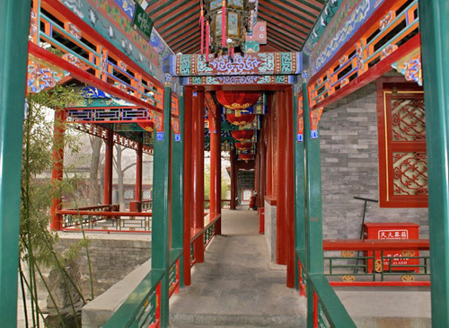 Theo quan niệm phong thủy, dòng nước trong nhà có liên quan trực tiếp đến tài vận. Phủ Hòa Thân nằm ở nơi "tứ phía đều thấy nước" và có dòng nước chỉ chảy vào mà không chảy ra, cho rằng sẽ giúp gia chủ thăng tiến và thuận lợi về tài chính.