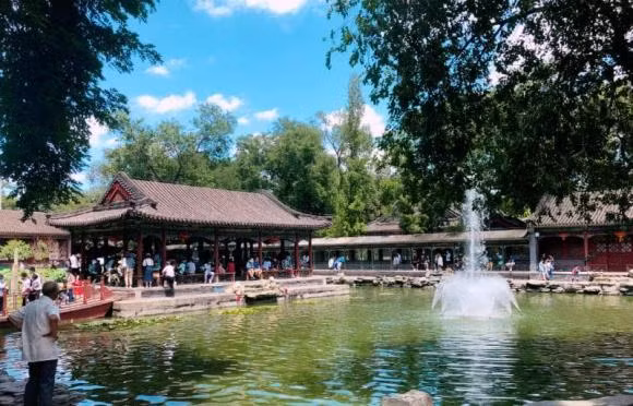 Hòa Thân đã chọn hai vật trấn phong thủy đặc biệt và đặt chúng trong hai ngọn núi giả trong phủ đệ của mình.