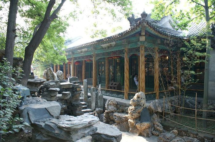 Nhiều người tin rằng chạm vào "Phúc tự bia" có thể mang lại phúc thọ dài lâu.