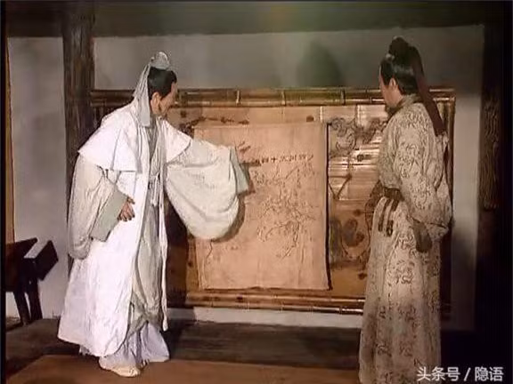 Nhưng thực tế, theo chính sử, quá trình lấy “Long Trung đối sách” làm “Quốc sách” của Lưu Bị lại cho thấy ông không hề trọng dụng Gia Cát Lượng như trong phim ảnh và tiểu thuyết.