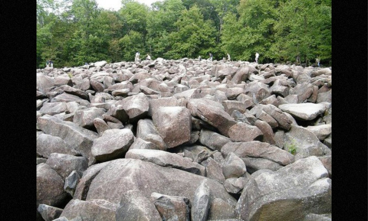 2. Đá chuông Pennsylvania: những tảng đá này xuất hiện một cách kỳ lạ trên một đồng cỏ ở đỉnh đồi Pensylvania (Mỹ). Lý do chúng xuất hiện là một bí ẩn, vì xung quanh không có bất kỳ gờ đá cao nào, và chúng không thể rơi từ đâu đó xuống.