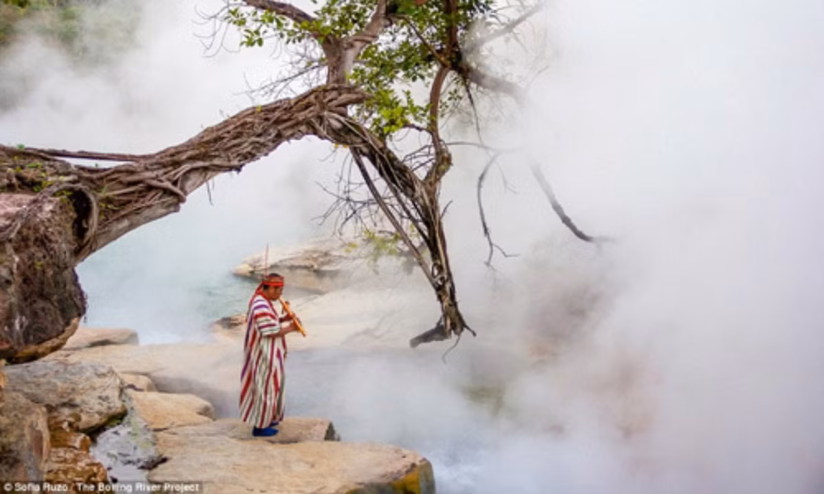 Một giả thuyết được các nhà khoa học đưa ra là nhiệt độ từ các vết nứt ngầm bên dưới đã biến dòng sông thành một hệ thống địa nhiệt đặc biệt và khó hiểu.