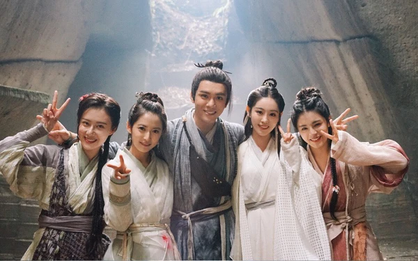 3. Trương Vô Kỵ - Ỷ Thiên Đồ Long Ký: Tuy cuộc đời từ nhỏ phải trải qua trăm ngàn khổ cực, đau đớn song khi lớn lên, Vô Kỵ lại gặp được rất nhiều may mắn.