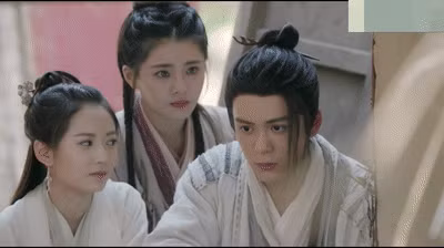 Bộ tiểu thuyết này của Kim Dung cũng khiến khán giả đặt nhiều thắc mắc trong việc Trương Vô Kỵ yêu ai nhất. Bởi lẽ xuyên suốt câu chuyện, Trương Vô Kỵ luôn “dùng dằng” không biết nên ở cùng ai, bỏ lại ai.