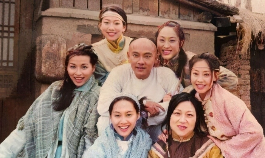 Dù không đẹp trai và võ công hạn chế, nhưng anh ta có tính cách khôn ngoan, gian xảo và rất giỏi lấy lòng các cô nương.