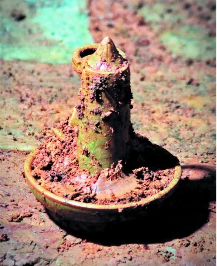 Trong quá trình khai quật, họ tìm thấy rất nhiều cổ vật ở phía đông của mộ cổ, bao gồm tiền xu cổ, đồ gốm, bạc, vàng, ngọc, nghiên mực và các món đồ trang sức khác. (Ảnh: Kknews)