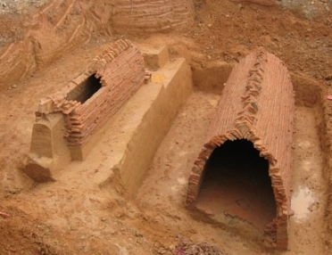 Họ cũng xây dựng một ngôi mộ cho viên quan đó, nhưng do viên quan đã bị xử trảm ở kinh đô, nên ngôi mộ vô chủ chỉ có đồ tùy táng mà không có hài cốt của chủ nhân. (Ảnh minh họa)