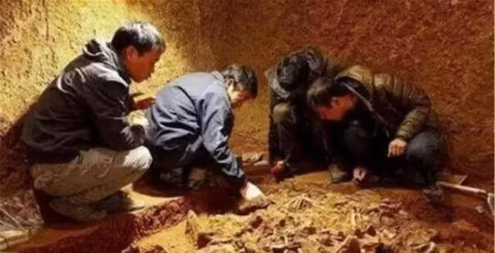 Ngôi mộ này được cho là của một vương hầu và chứa đựng nhiều cát mịn xung quanh tường và trần mộ, không phải đất thông thường.