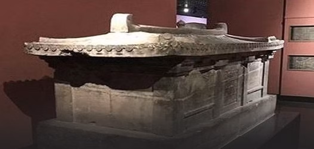 Trong ngôi mộ cổ này, các chuyên gia đã tìm thấy nhiều cổ vật và di vật văn hóa quý giá. Trong số đó, một cái chén bạch ngọc khảm viền vàng là một điều đáng chú ý.