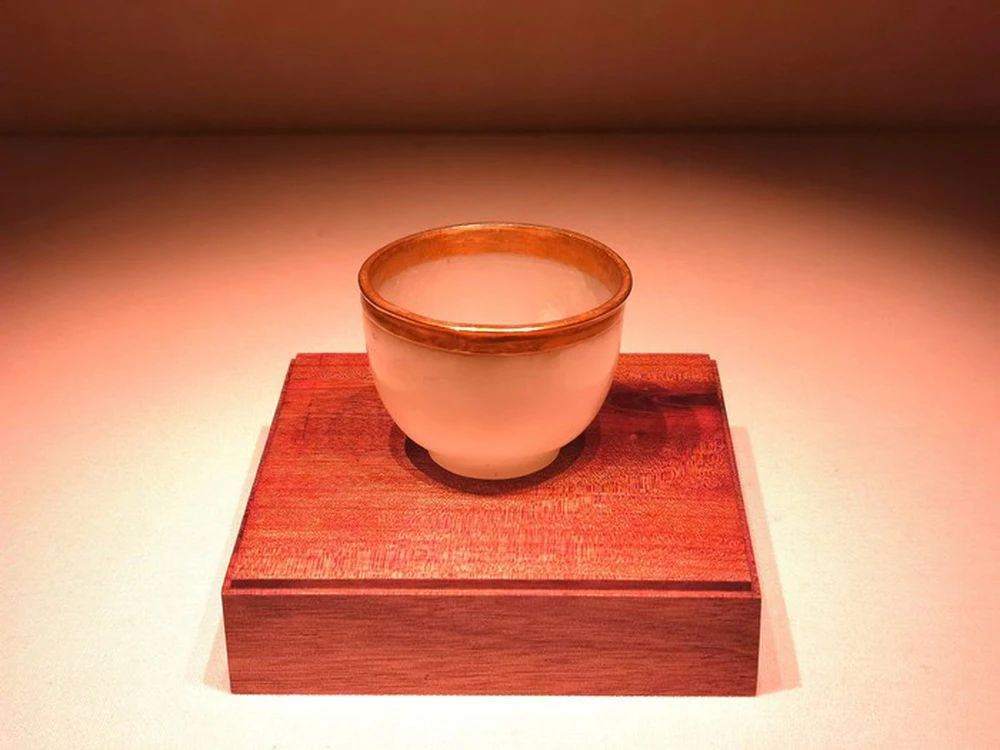 Việc khảm vàng trên chén làm tăng giá trị của nó và tạo nên trải nghiệm thị giác phong phú.