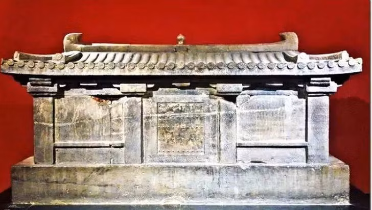 Trên một khu vực khảo cổ ở thành phố Tây An, tỉnh Thiểm Tây (Trung Quốc) vào năm 1957, các nhà khảo cổ học đã phát hiện một ngôi mộ cổ cực kỳ bí ẩn thuộc triều đại nhà Tùy.