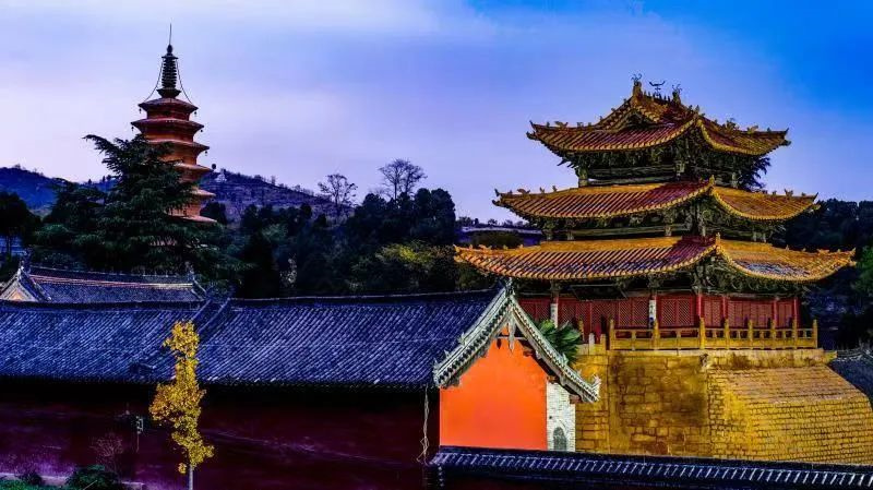 Chùa này còn lưu giữ nhiều di tích kiến trúc của nhiều triều đại và được coi là "bảo tàng kiến trúc cổ của Trung Quốc".