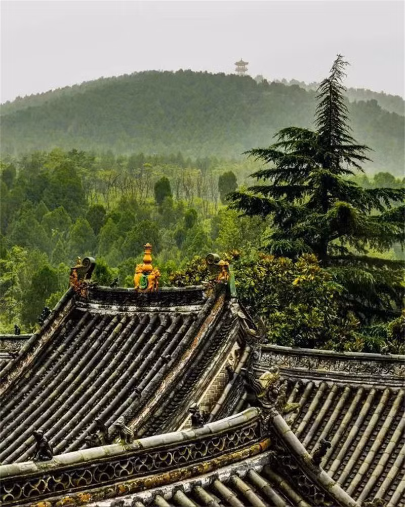 Ngôi chùa Phong Huyệt Tự được xây dựng hài hòa theo thế núi và có kiến trúc độc đáo, bao gồm hơn 140 gian phòng và nhiều tòa nhà khác nhau.