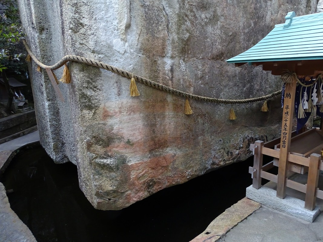 Ishi-no-Hoden được bao quanh bởi một sợi dây shimenawa, trong tôn giáo của Nhật Bản, sợi dây này dùng để đánh dấu những điều thiêng liêng.