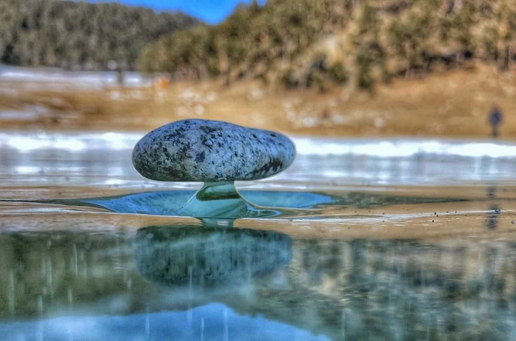 Các chuyên gia tin rằng hiện tượng Baikal Zen xảy ra khi những viên đá phẳng nằm trên mặt hồ đóng băng nhưng sau đó tia nắng mặt trời nóng đã làm tan chảy lớp băng bên dưới đá.