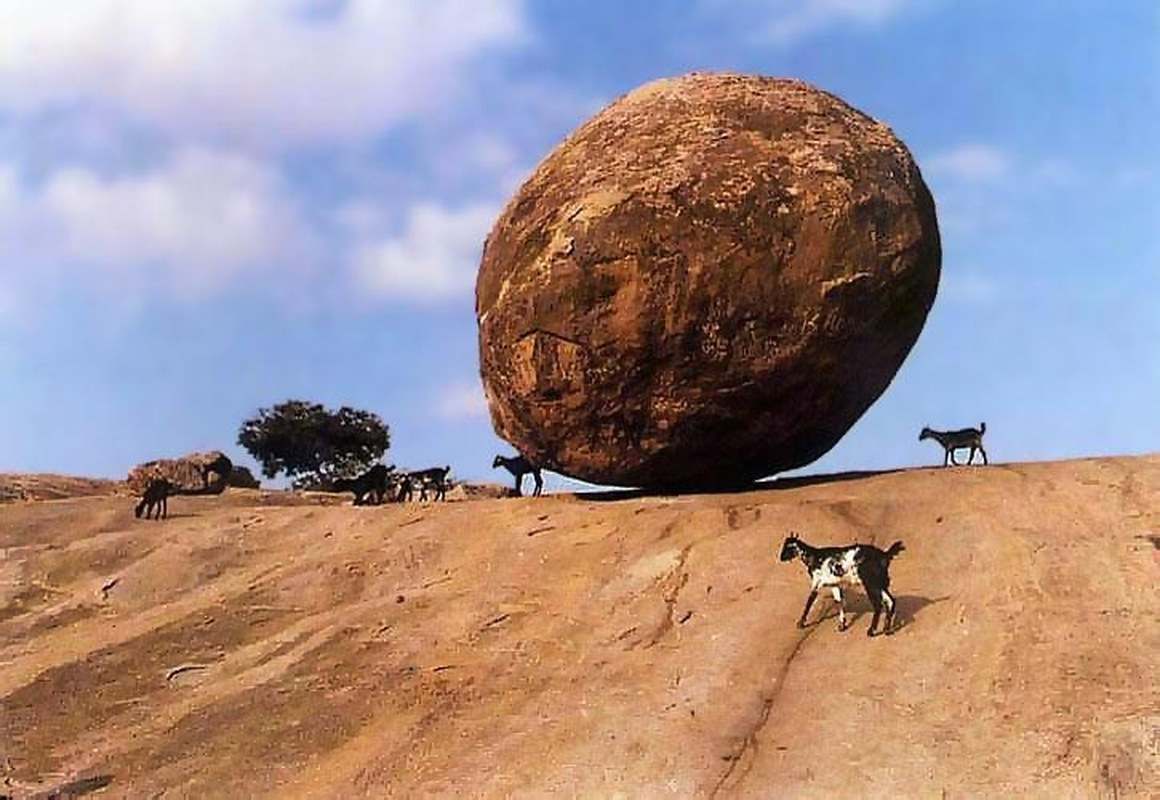 3. Hòn đá của Chúa trời: Chỉ những người có thần kinh thép mới dám đứng gần tảng đá khổng lồ này bởi họ chẳng thể biết khi nào vật thể nặng tới 250 tấn sẽ lăn xuống dưới.