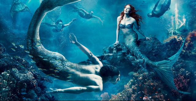 Trong một lần tham gia cuộc thi hát do nữ thần Hera tổ chức, các Siren thua trước giọng hát ngọt ngào của các nữ thần âm nhạc. Hình phạt cho các Siren là bị vặt hết lông trên người để làm áo khoác cho nữ thần Hera.