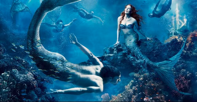 Trong một lần tham gia cuộc thi hát do nữ thần Hera tổ chức, các Siren thua trước giọng hát ngọt ngào của các nữ thần âm nhạc. Hình phạt cho các Siren là bị vặt hết lông trên người để làm áo khoác cho nữ thần Hera.