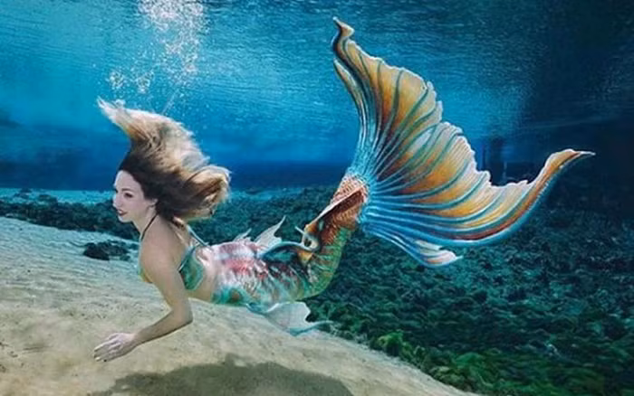 Kể từ đó, các Siren không còn khả năng bay lượn trên bầu trời. Họ sống ở biển và từ đó trở thành nàng tiên cá.