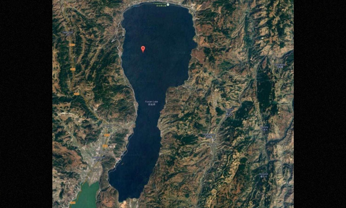 Năm 2001, nhóm khảo cổ Trung Quốc phát hiện các công trình bằng đá bên dưới hồ, bao phủ một khu vực xấp xỉ 2,4-2,7 km2. Trong cụm kiến trúc cổ được tìm thấy, có một công trình hình kim tự tháp cao hơn 20 m. Lý do nền văn minh cổ này lại kết thúc số phận bên dưới đáy hồ vẫn là một bí ẩn.