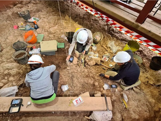 Nó được cho là thuộc về người Neanderthal, người đã sống chung với tổ tiên của chúng ta hàng chục ngàn năm.