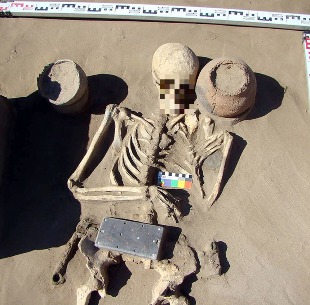 Năm 2016, một nhóm khảo cổ học tại vùng núi Tuva, Nga, đã tìm thấy một vật thể lạ trong nghĩa địa Ala-Tey.