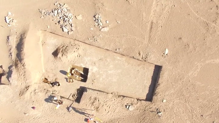 Khi nước rút cạn vào mùa hè, các nhà khoa học có thể tiếp cận các ngôi mộ và các di vật từ thời đại đồ đồng cho tới thời Thành Cát Tư Hãn.