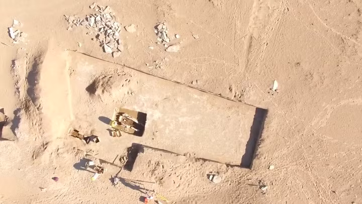 Khi nước rút cạn vào mùa hè, các nhà khoa học có thể tiếp cận các ngôi mộ và các di vật từ thời đại đồ đồng cho tới thời Thành Cát Tư Hãn.